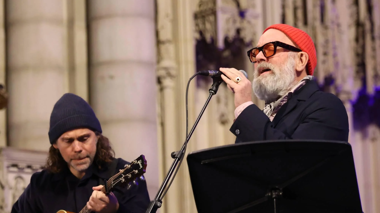 michael-stipe-joins-aaron-and-bryce-dessner-for-e-bow-the-v0-9CiQra1V--vc5--KqUdpZmOCQXWGrwFgfMTCeynx7CE