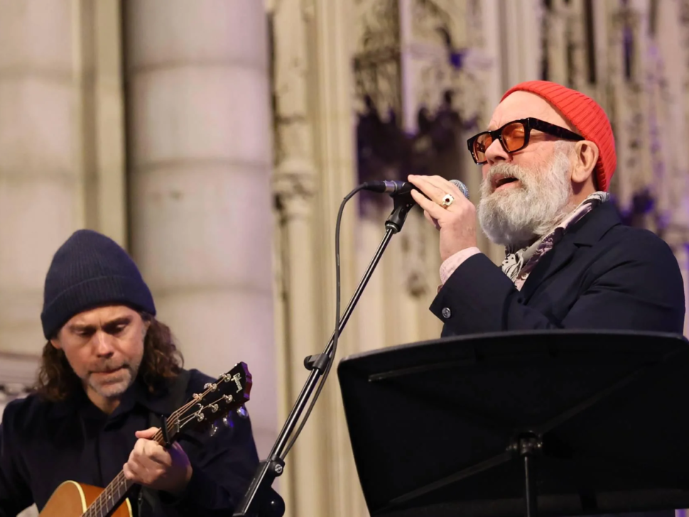 michael-stipe-joins-aaron-and-bryce-dessner-for-e-bow-the-v0-9CiQra1V--vc5--KqUdpZmOCQXWGrwFgfMTCeynx7CE